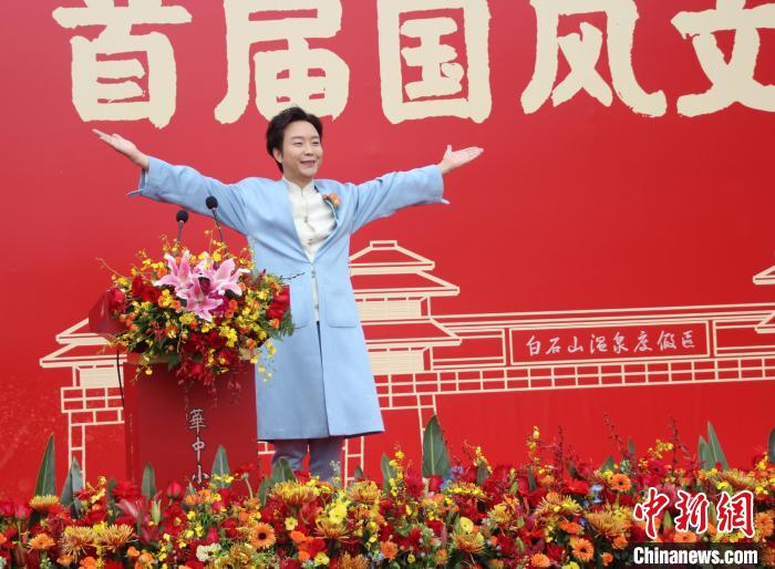 图为李玉刚现场展示改良版的中国华服。　徐巧明 摄