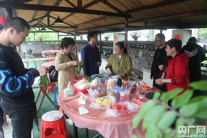 　　游客正在自助做午饭，当地俗称“烧野饭”（央广网记者魏炜摄）