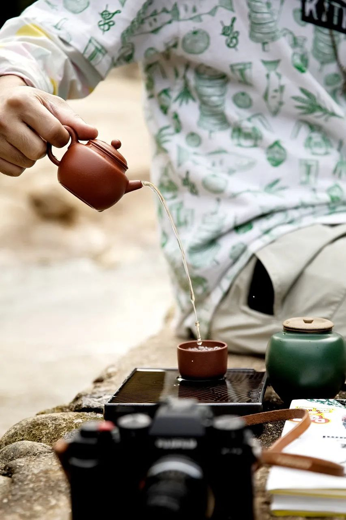 ▲ 茶具虽然简单，但也不耽误在户外喝喝茶。摄影/空房间FREEROOM，图/图虫·创意