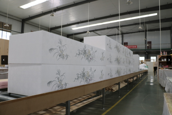 图源：新华社新闻，生产线上的白布棺材。