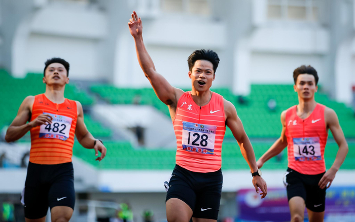 苏炳添以9秒98轻松夺冠。图/ICPHOTO