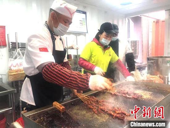 夜市开业。商户忙碌地在烧烤。　陶拴科 摄
