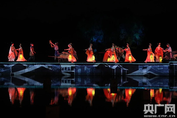 　　《今夕共西溪》演出现场（央广网记者 魏炜 摄）