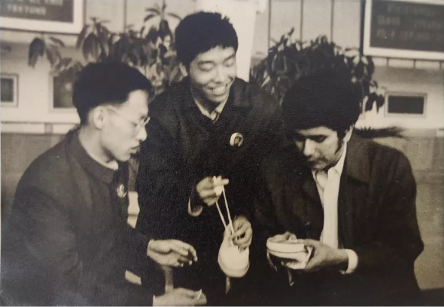 上海运动员吴新民向美国运动员雷塞克赠送乒乓鞋