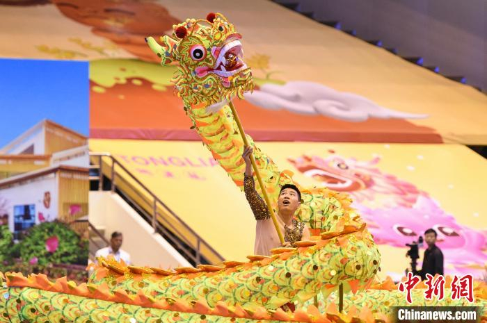 重庆铜梁舞龙队在比赛中。　何蓬磊 摄