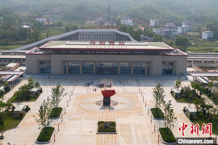 图为4月24日，航拍江西兴国高铁西站。　刘力鑫 摄