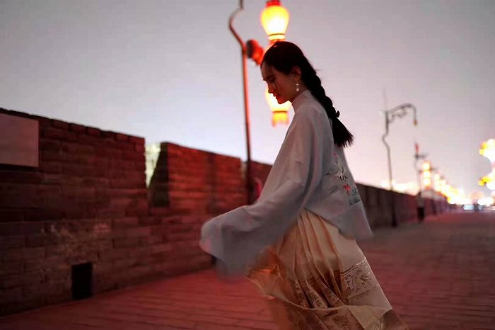 身着汉服的小姐姐在西安明城墙上迎风起舞 图片来源：万娜/摄