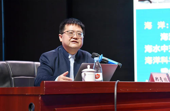 郑彦鹏教授“耕海探洋、唯实求真”为主题的知识讲座（央广网发 重庆铁路中学供图）