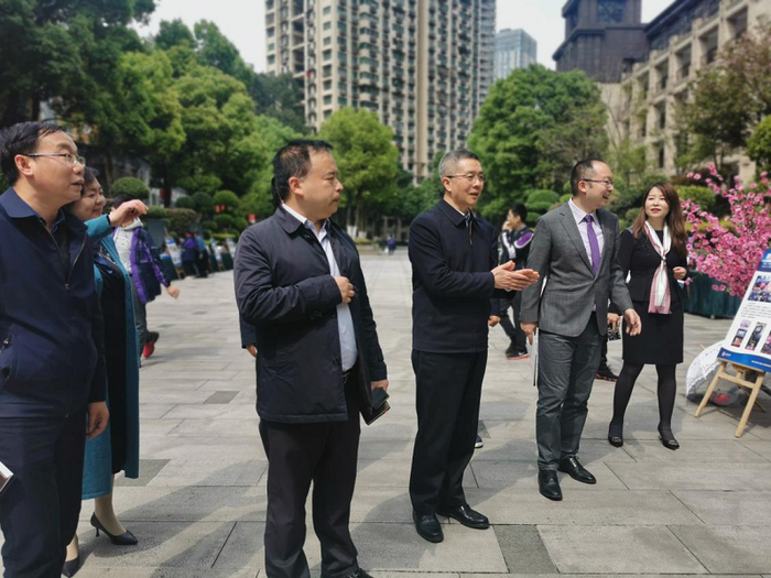 与会嘉宾观摩巴蜀中学课程博览会（央广网发 重庆市巴蜀中学校供图）