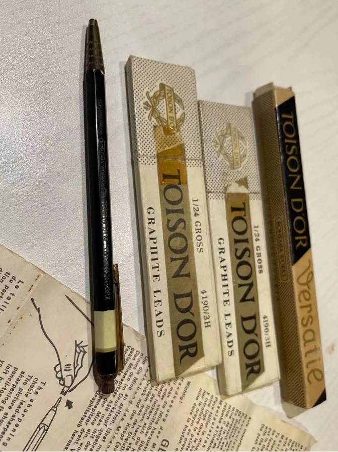 图为霍华德送给吴新民的自动铅笔，至今还被他珍藏着
