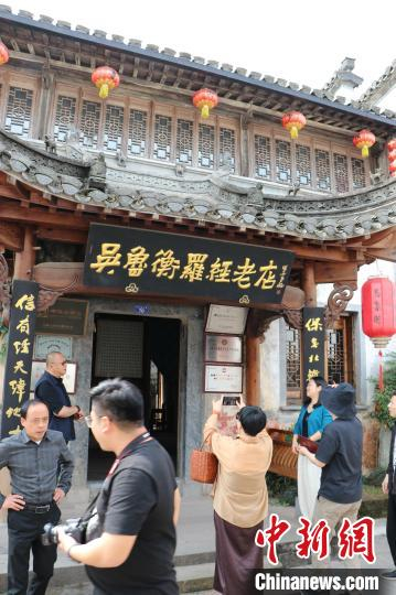 华文媒体代表探访“吴鲁衡罗经老店”。　商永 摄