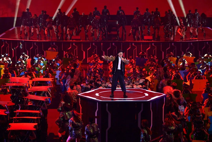 ▲在2019年的某次演出中，腾格尔翻唱流行金曲。图/IC PHOTO