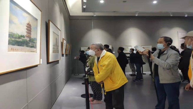 图为：回顾展吸引游客驻足观看