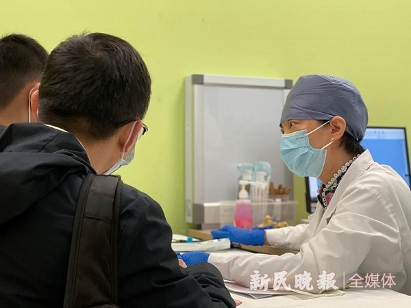 图说：章依文问诊  左妍 摄（下同）