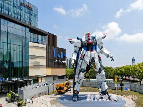 图说：18.03米的实物大自由高达立像令人震撼