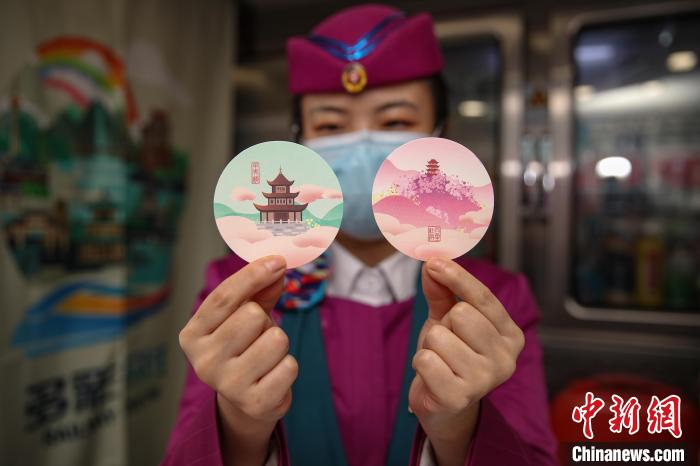 图为C6012次列车上使用的甲秀楼、百里杜鹃定制杯垫。　瞿宏伦 摄