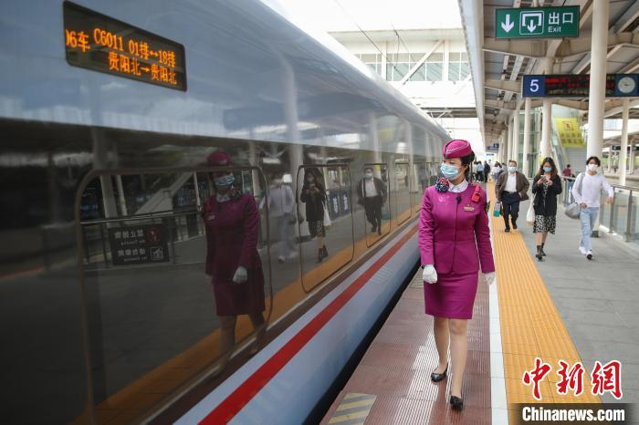 图为C6011次列车列车长徐雯车外巡视。　瞿宏伦 摄