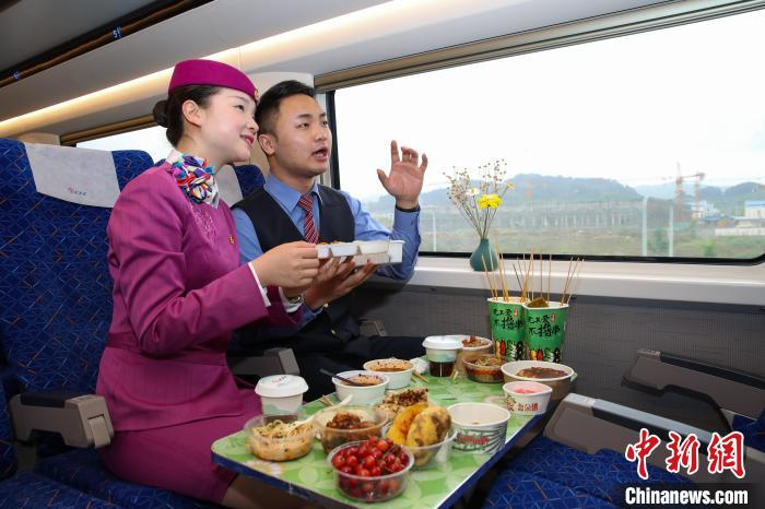 图为贵阳客运段乘务员在C6012次列车上介绍沿线美食。　瞿宏伦 摄