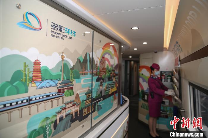 图为C6012次“多彩环线” 复兴号动车组的特色餐吧。　瞿宏伦 摄