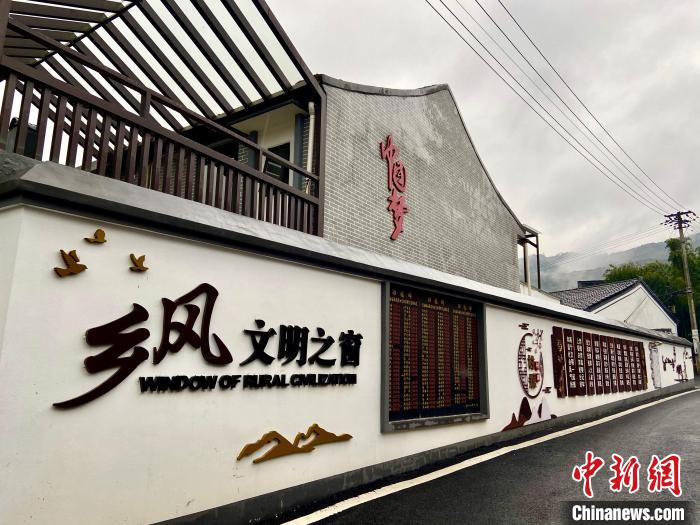 云松自然村的村道景观 项菁 摄