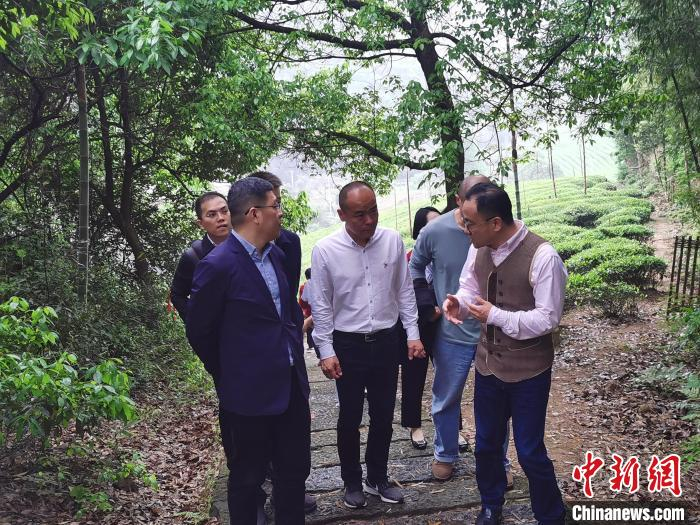 坡塘村书记与驻村艺术家交流 劳卓娜 摄