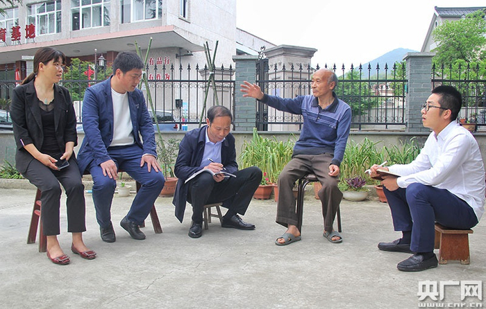 渌渚镇“昼访夜谈”调研组向村民了解情况（央广网发 渌渚镇供图）