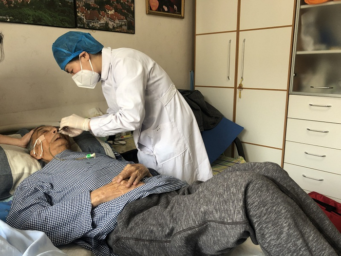 ICU专科护士闫磊上门服务