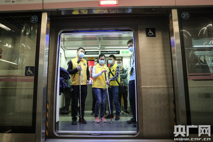 在两位训练师的指导下，学员顺利搭乘地铁（央广网记者 韩靖 摄）