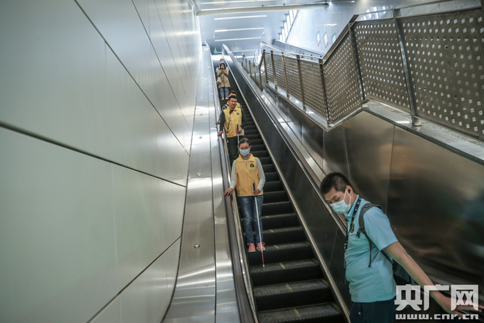 学员正在地铁内学习乘降电梯（央广网记者 韩靖 摄）