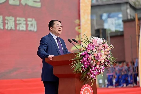 龙塔实验学校校长魏正伦致辞（央广网发 龙塔实验学校供图）