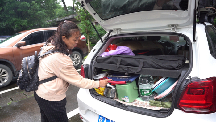 苏敏展示自己自驾游汽车的后备箱（央广网发 尚天宇摄）