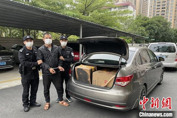 湛江海关组织开展打击卷烟走私专项行动，犯罪嫌疑人指认涉案的“飞机仔”及卷烟。海关总署广东分署供图 海关总署广东分署供图