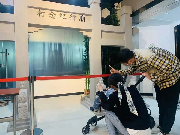 图说：市民参观主题展览