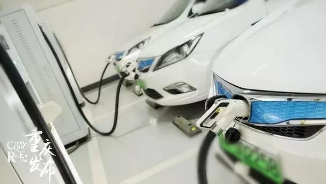 新能源汽车正在快速充电。（资料图）邹乐 摄