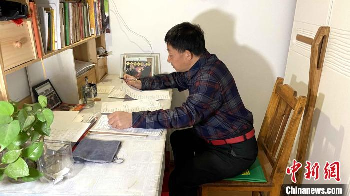 郑枫华在家中进行山东快书段子创作。　孙婷婷 摄