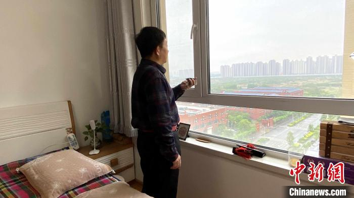 郑枫华在家中练习山东快书的表演片段。　孙婷婷 摄