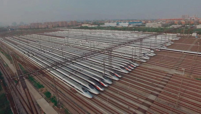 图为：动车在武汉动车段整装待发 央广网发 通讯员王琪 摄