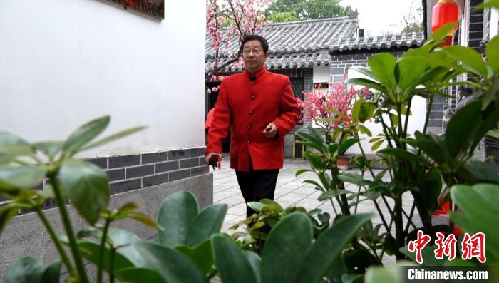 工作之余，郑枫华时常走进济南大街小巷，为游客演唱山东快书，同时寻找创作的灵感。