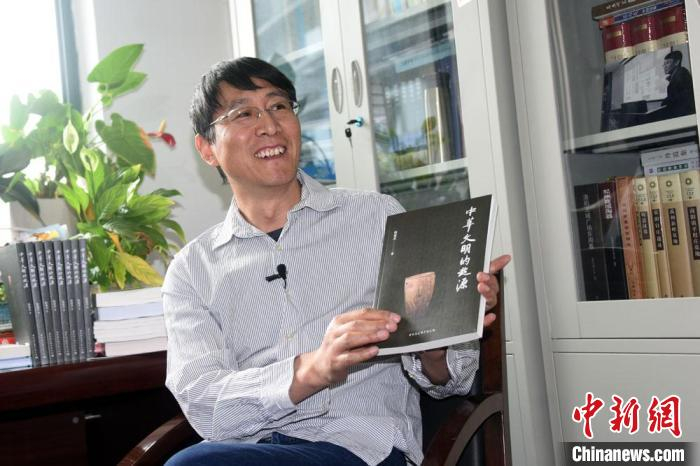 围绕《中华文明的起源》新书出版，韩建业教授在办公室接受采访。　中新社记者 孙自法 摄