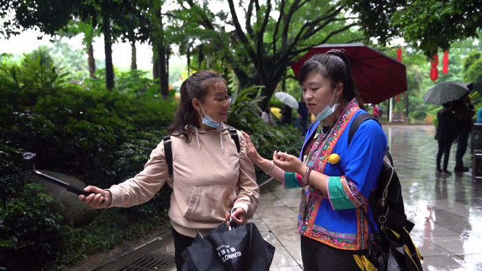 苏敏和“桂花妹”一起游览桂林（央广网发 尚天宇摄）