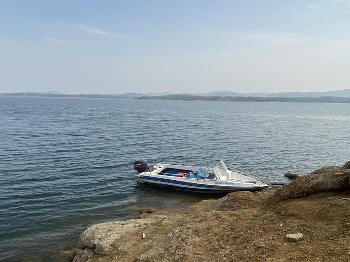 新买的快艇被渔管所勒令拆了后座，只能承载两人。新京报记者 李雨凝 摄