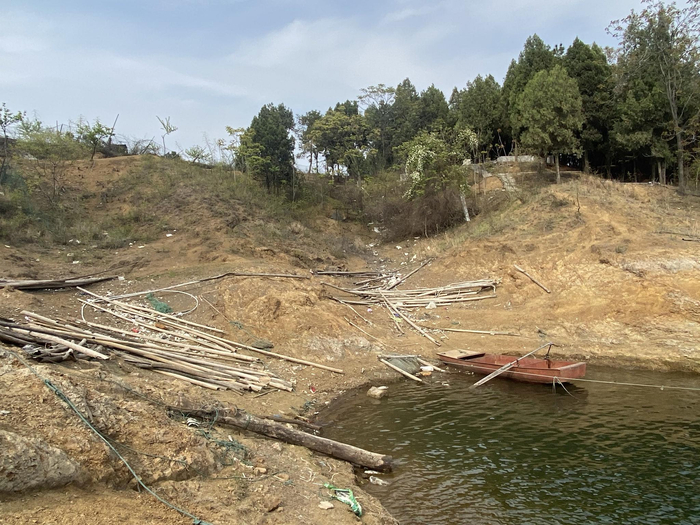 铁船还没有被完全淘汰，雷小红有时仍会使用它划回岸上。新京报记者 李雨凝 摄