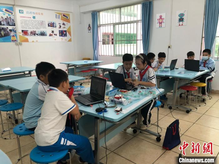 学生在进行电脑技术学习。　学校供图