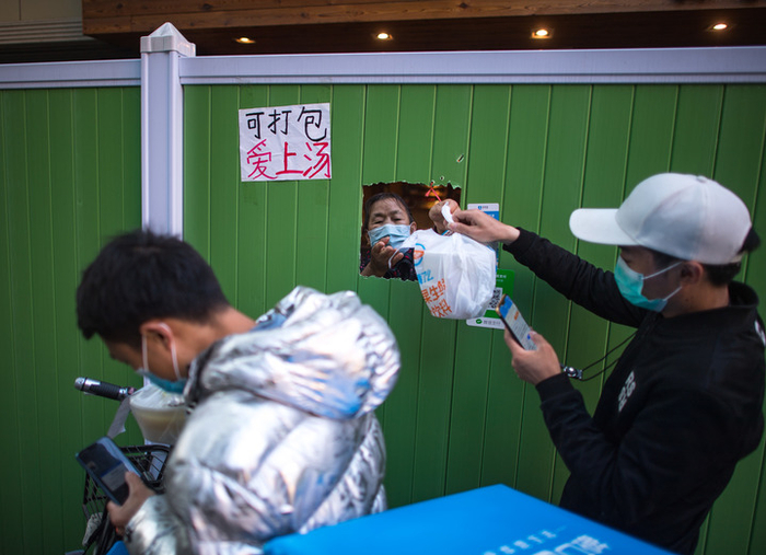 外卖骑手在取餐。新华社记者 肖艺九 摄