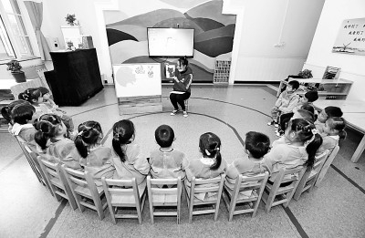 在河北石家庄市新华区一家幼儿园，孩子们在上识图讲故事课程。新华社发