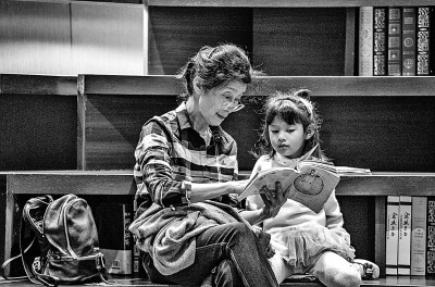 在贵州贵阳市一家书店内，小朋友在亲属的陪伴下读书。新华社发