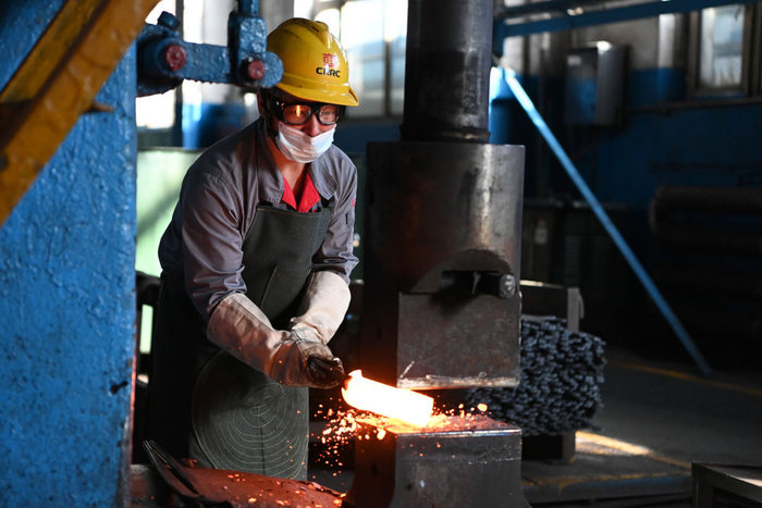 　　△中车齐车集团齐车公司锻工闫加宝在锻锤操作台前作业。“60后”闫加宝曾获“黑龙江省劳动模范”“龙江技术能手”等称号，他和他的工友被称为“钢铁硬汉”（4月19日摄）。