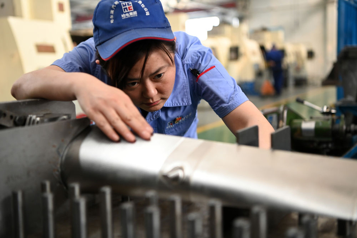 　　△哈电集团哈尔滨汽轮机厂有限责任公司数控车工葛丹在作业中。“70后”葛丹作为班长带领班组曾获全国“工人先锋号”、黑龙江省“工人先锋号”、哈尔滨市“工人先锋号”称号（4月15日摄）。