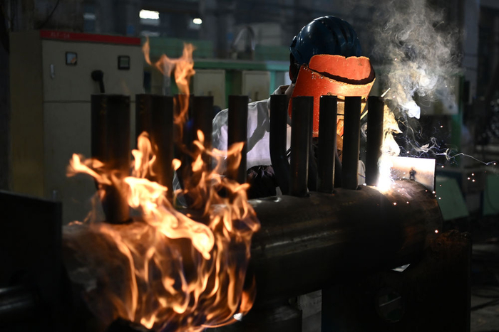 　　△哈电集团哈尔滨锅炉厂有限责任公司“80后”电焊工陈井坤在联箱分厂作业（4月14日摄）。