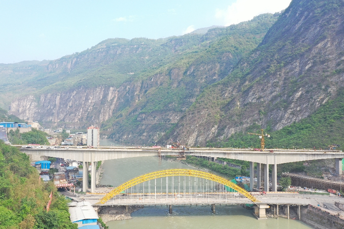 峨边大渡河特大桥（央广网发 四川铁投集团供图）